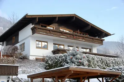 Image de Appartement spacieux avec jardin privé et vue sur la montagne - peut accueillir jusqu'à 8 personnes!