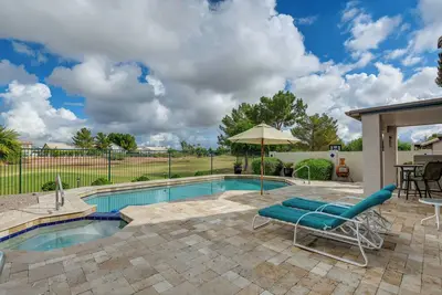 Image de New-Gilbert House avec piscine et bain Ă remous sur le parcours de golf!