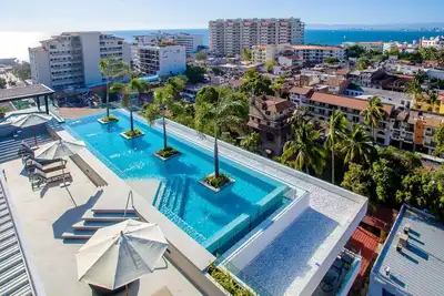 Image de Emplacement! Magnifique condo à Zenith au coeur de la vieille ville. 1br / 2Baths