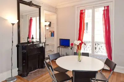 Image de Rue Larrey. Fabuleux appartement 2\/3 de lit dans le Quartier Latin, Place Monge. Spacieux et calme.