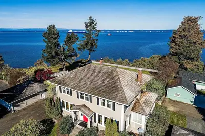 Image de Nouveau! Maison coloniale de Port Angeles avec vue sur le front de mer