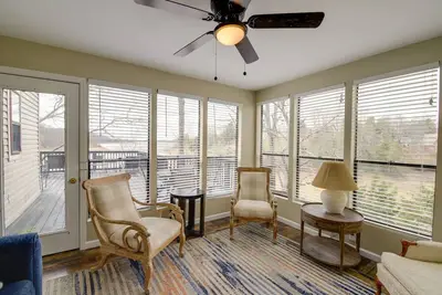 Image de Remodelé Lakefront Dandridge Home w \/ Deck & Dock!