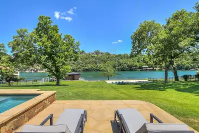 Image de Arrive Elite Sur Le Lac Austin Estate | Jusqu'à 15 lits | Lakefront | Meilleur Backyrd
