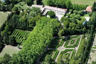 Image de Belle bastide Xviii, superbe parc arboré avec piscine.