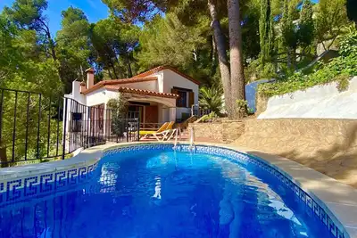 Villa Toscana Begur\nMaison avec piscine et jardin près de la crique de Sa Tuna