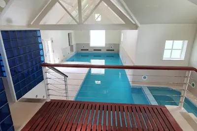 Image de 5 * maison individuelle en pierre avec une piscine intérieure privée (non partagée)