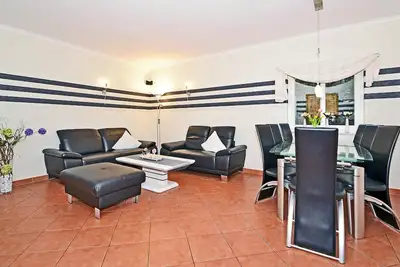 Image de Maison de vacances joliment meublée avec jardin, barbecue et WiFi.