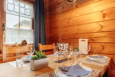 Image de cabane en rondins idyllique - environ 70m² avec jardin clôturé - chiens willk - Wlan inc