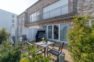 Image de Strandhus Alfonso avec une chaise de plage sur la jetée de plage principale 9