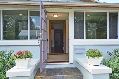 Image de Haut de gamme Downtown 3 Bed \/ 2 Bath Home