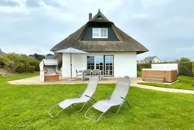 Image de Fantastique maison au toit de chaume m. Bain à remous extérieur, services publics inclus