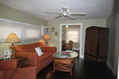 Image de Propriété riveraine avec un pittoresque chalet d'une chambre profiter du charme de la Floride