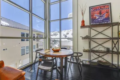 Image de Grand et moderne condo avec une vue magnifique! Facile à pied des ascenseurs des marches géantes, des boutiques, un