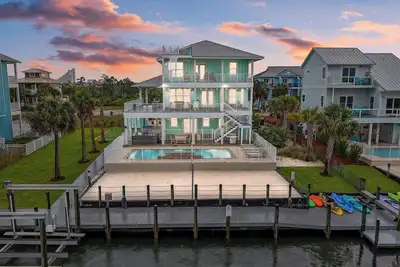 Luxueux Gulf House avec les deux accès à la plage et à la baie. Plage privée et piscine privée