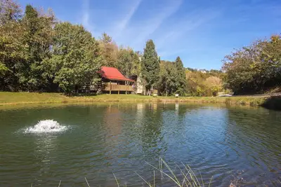 Image de Véritable cabane en rondins sur un étang de pêche-Wifi gratuit-Pas de routes raides-1. 5 mi à Pkwy-Animaux Ok