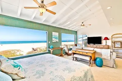 Image de Maison en bord de mer à couper le souffle avec vue panoramique sur l'océan