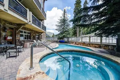 Image de 2-pièces Ski-In Ski-Out. Luxe et commodité de Lone Eagle Condos.