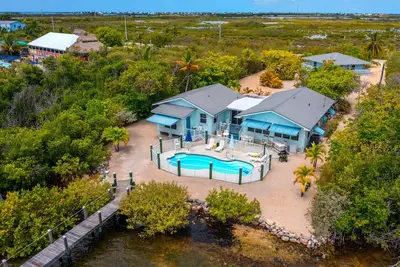 Image de Barry Beach - Waterfront Beach House avec quai et piscine chauffée!