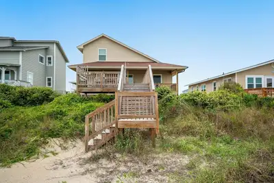 Image de Ocean Breezes: 4 Br / 2 Ba maison à Oak Island, pour 11 personnes