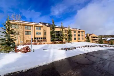 Image de Super condo ski in / ski out! Détendez-vous autour de la cheminée après une longue journée d'exploration de toutes les montagnes