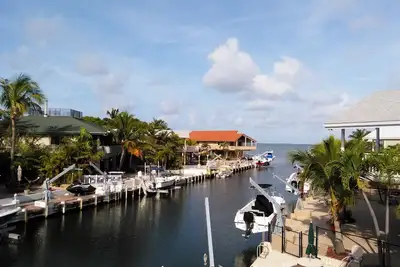 Image de Clean Keys Pool Accueil w \/ Davits Clear Canal Open Bay Vues magnifiques clôturé \/ ~ Mm93. 5
