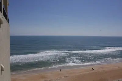 Image de Condo en bord de mer avec piscine chauffée et vue épique