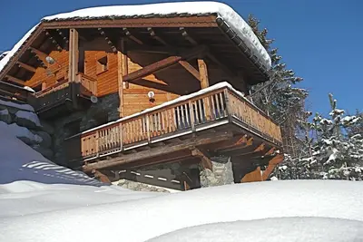 Image de Chalet authentique tout confort au pied des pistes à Courchevel