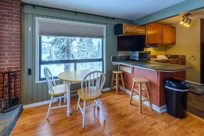 Image de Condo confortable sur chaise 8! À seulement quelques pas du parc et de l'étang de Bristlecone. Détendez-vous au coin du feu