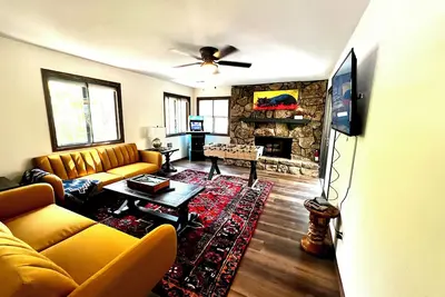 Image de Wooded Oasis 9 lits + bain à remous intérieur au coeur du Cos, 10 min ou moins à Afa<br>