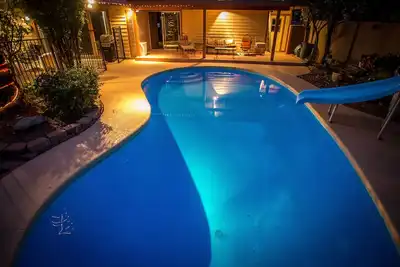 Image de Style sud-ouest calme avec grande cour arrière et piscine