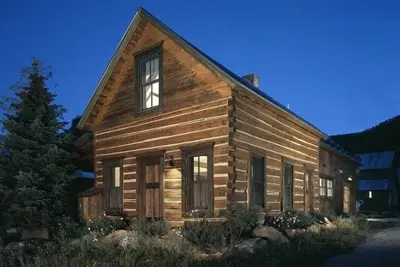 Image de Luxury Historic Cabin 1 Block Off Elk Ave. Cuisine gastronomique \/ Salle multimédia en prime!