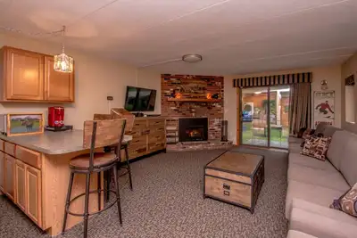 Luxe Mountain Base home w / in / out Hot Tubs & Pools, Hdtv, Ski maintenant ouvert!