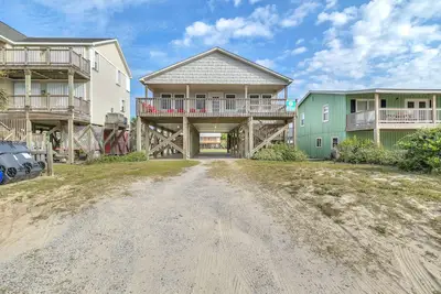 Image de Pas de soucis: 4 Br / 2 Ba maison à Oak Island, pour 8 personnes