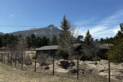 Image de Spacieuse maison de ranch avec bain Ă remous, vue sur la montagne et mobilier haut de gamme.