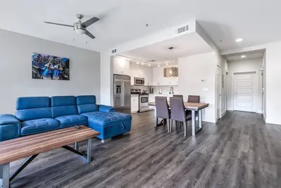 Image de Spacieux Condo 1bd moderne dans le bâtiment de Californie par Hosteeva