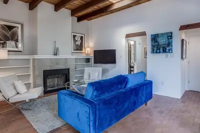 Image de Maison de ville sud-ouest moderne avec 2 chambres et 2 salles de bain avec cour privée située au centre
