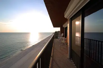 Image de Penthouse Condo sur la plage avec vue imprenable sur l'ouest et le nord
