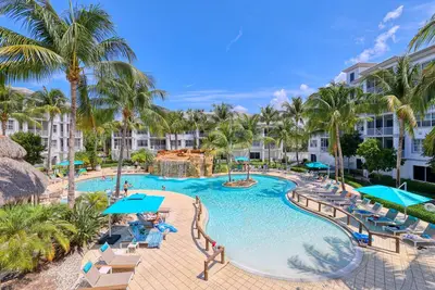 Image de Belle unité de coin en coin donnant sur piscine et lac avec fontaine. À quelques minutes de la plage!