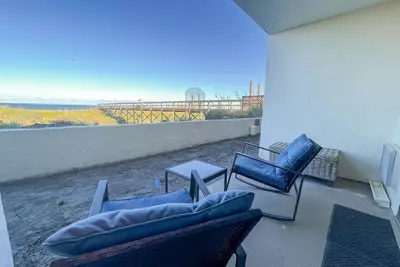 Image de 110 Sunny Crescent Beach Ocean Front Condo!