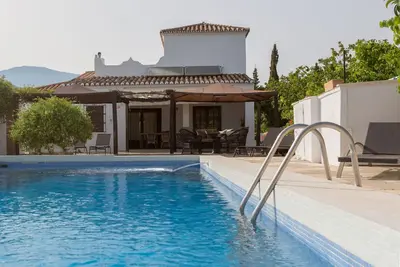 Image de Chale With Pool To 1 Km From Urban Center For 8 People