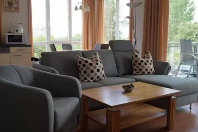 Image de Lumineux appartement de vacances inondé avec ascenseur et balcon