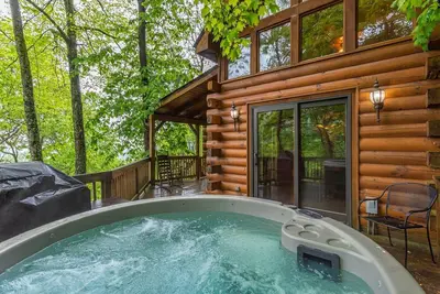Image de Laurel View Lodge est une maison en rondins de 3 chambres, 3 salles de bains, belle vue, salle de jeux, bain à remous.