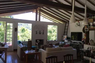 Image de maison d'été, super bordée d'arbres, environnement rural avec la ville, .