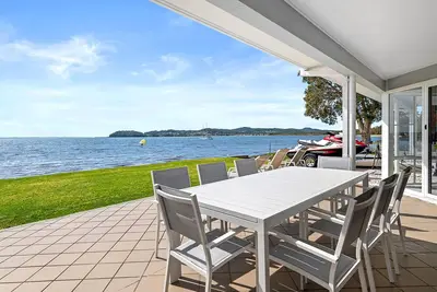 Image de Waterfront Wonderland - Maison de luxe de 5 chambres en bord de mer avec ascenseur!