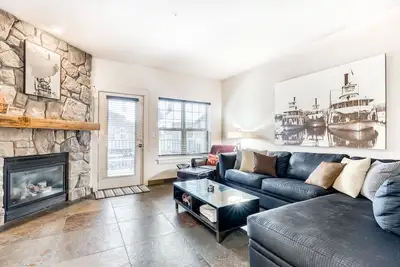 Image de Nouvelle Liste! Condo moderne et mis à jour avec piscine / spa communs, accès facile au ski