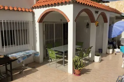 Image de Bungalow court de 3 chambres à coucher et niveau à pied de la plage. Proche de la gare routière et des commerces.
