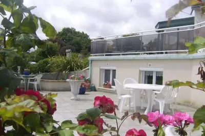 Image de appart belle vue mer, terrasse fleurie a 3km de l'ile de brehat avec spa