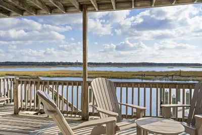 Image de Cette belle 3 chambres / 2. 5 Bath End-Unit Townhome peut accueillir 8 personnes et accepte les chiens!
