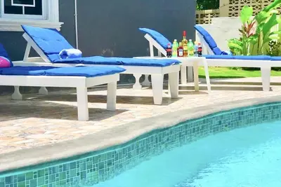 Image de Villa privée! 3bd \/ 3ba! Bassin. Plage privée de l'autre côté de la rue! !