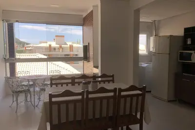 Image de Grand appartement en anglais, près de la plage. 2 suites avec air. 2 postes vacants.